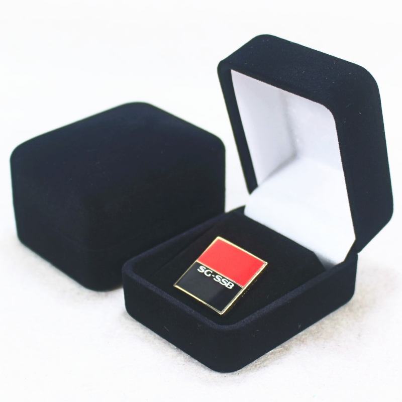 Artikel F-20 ronde vorm fluwelen doos voor ring, badge of munt, mm. 45 * 55 * 38, weegt ongeveer 32 g