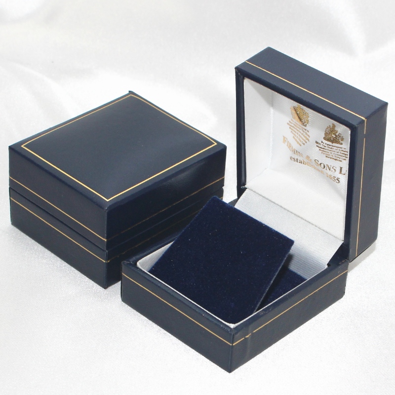 Artikel V-07S vierkant plastic kunstleer Kartonnen doos voor een diameter van 25-30 mm munt, badge, ring enz. Mm. 46 * 53 * 32, weegt ongeveer 35 g