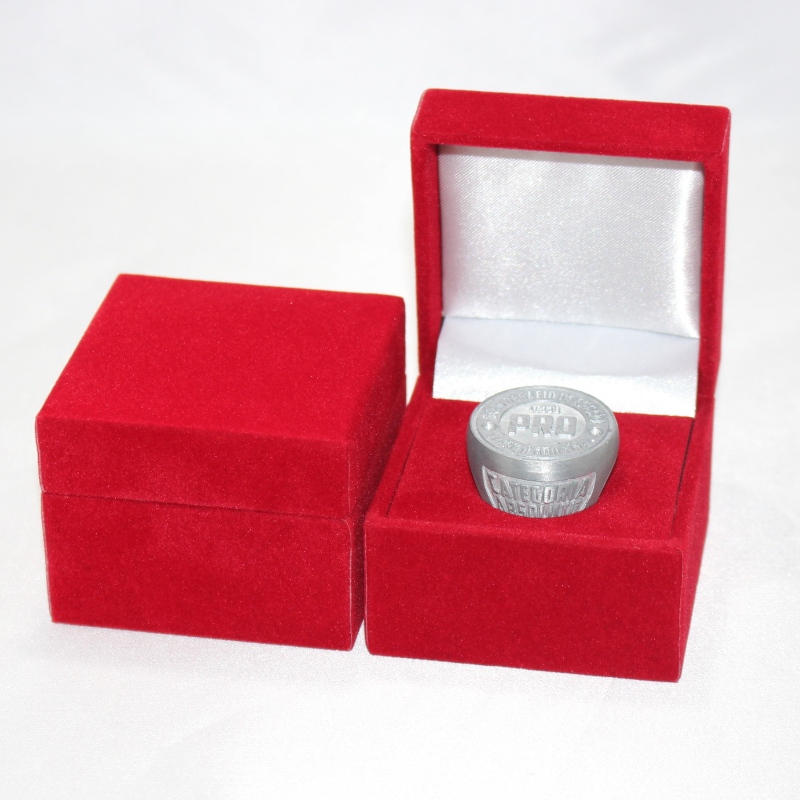 Artikel V-08 vierkante flanellen doos voor diameter 25-38 mm munt, insigne, grote ring, etc. mm. 60 * 60 * 48, weegt ongeveer 63 g