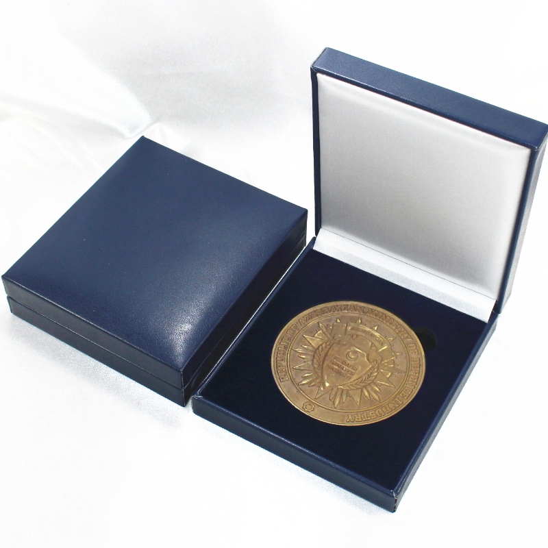 Artikel V-19 vierkante PU-lederen doos voor munten van 90 * 90 mm, medaille en badge, enz. Mm. 110 * 125 * 33, weegt ongeveer 140 g