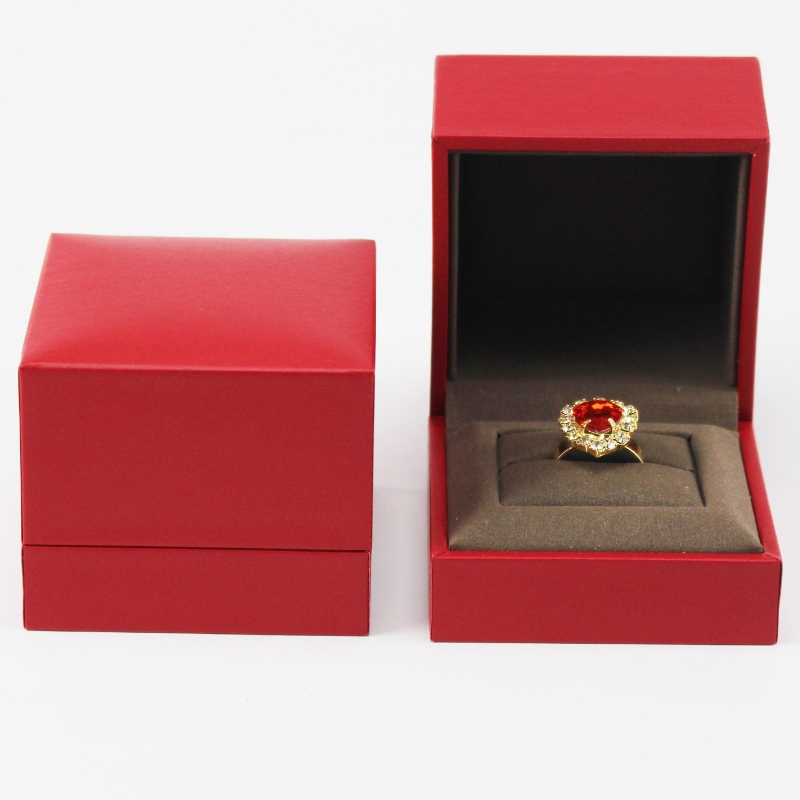 prachtige sieraden verpakking op maat van hoge kwaliteit rode sieraden ring doos met spons schuim, de grootte is 68 * 68 * 56 mm