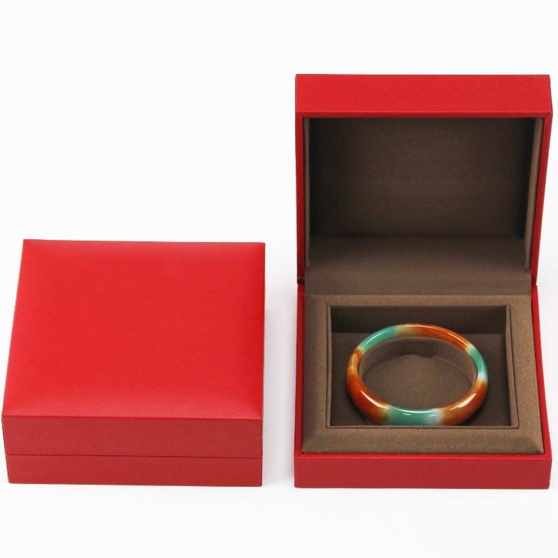 Exquisite sierraden verpakking doos aangepaste hoge kwaliteit rode sierraden armband doos met sponsschuim, de grootte is 115*115*45mm