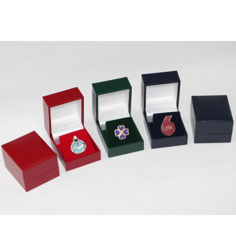 Item V-07 vierkante plastic doos bedekt met Leatherette Paper voor diameter 25-30 mm munt, badge, ring enz. mm.46*53*38, gewichten over 40g
