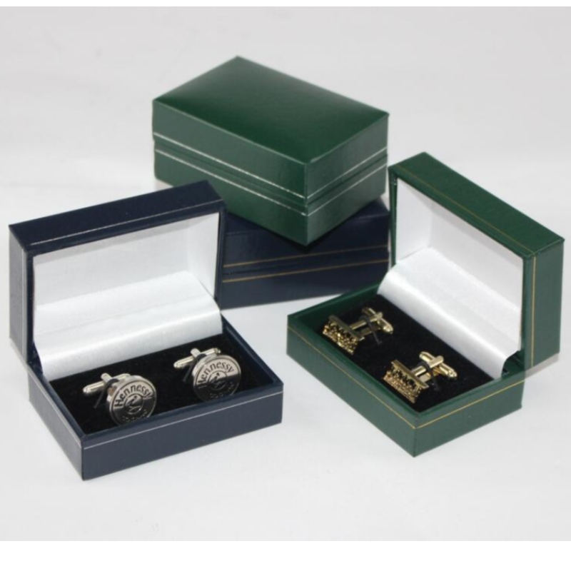 Artikel VK-1 rechthoekige plastic doos bedekt met kunstleerpapier voor 58 * 20 mm dasspeld, sleutelhanger, manchetknopen, badge, enz. Mm. 75 * 50 * 38, weegt ongeveer 56 g